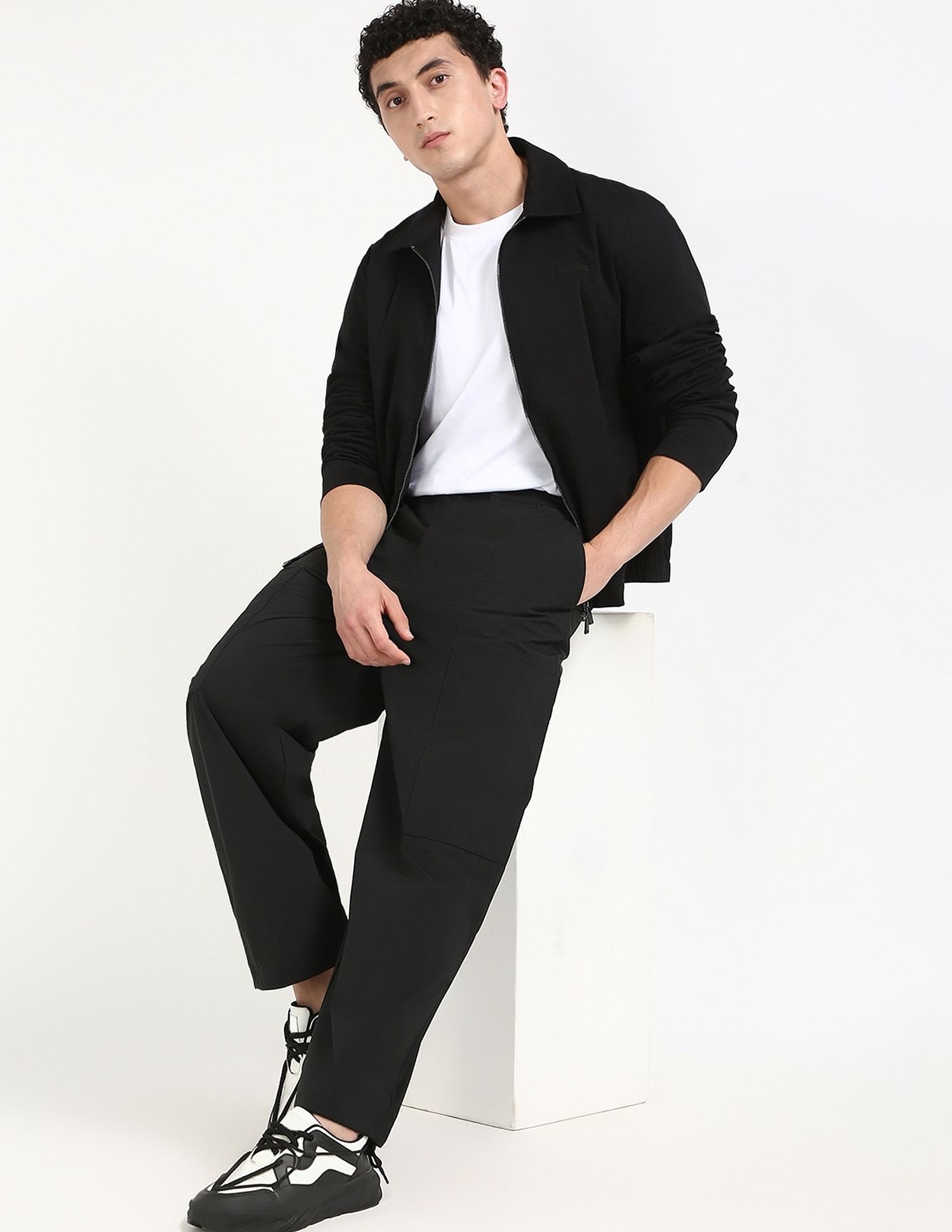 Calvin Klein Jeans Relaxed-Fit Solid Mid Rise Trouser