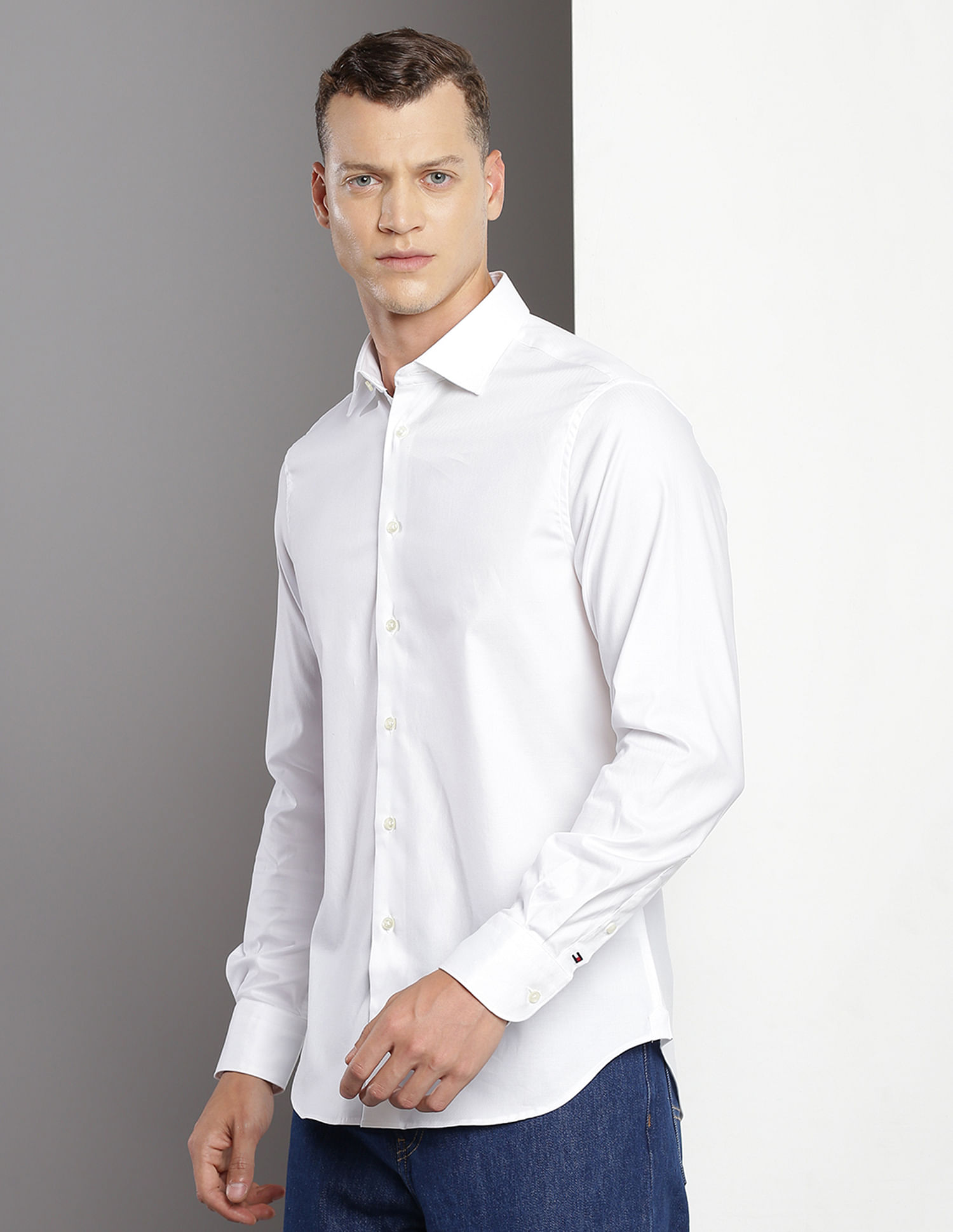 Tommy Hilfiger Cutaway Collar Long Sleeve Solid Shirt