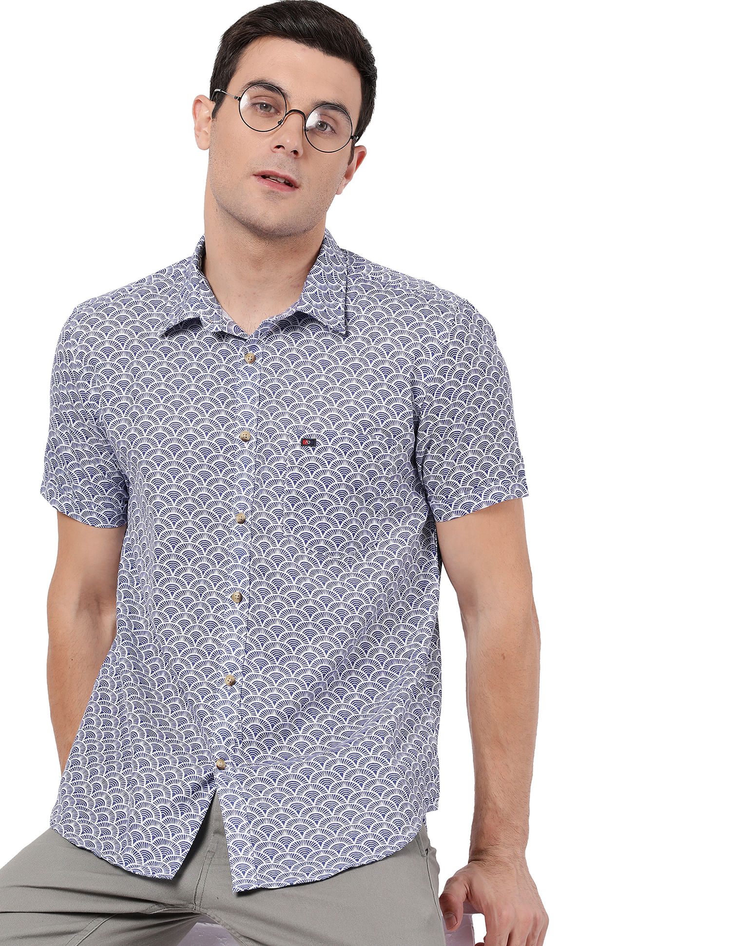 How should a men's short sleeve casual shirt fit?